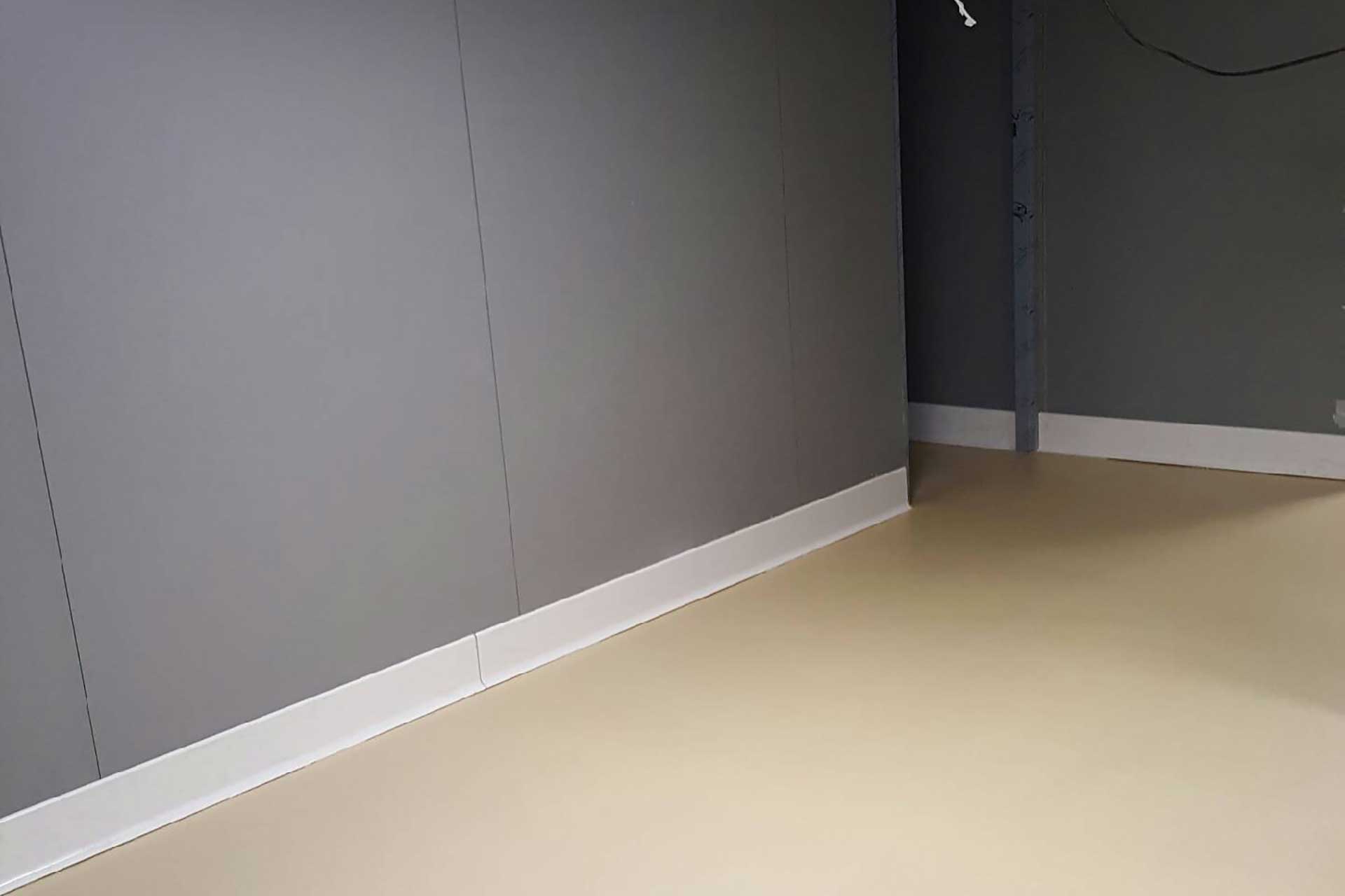 Plinthes et banquettes